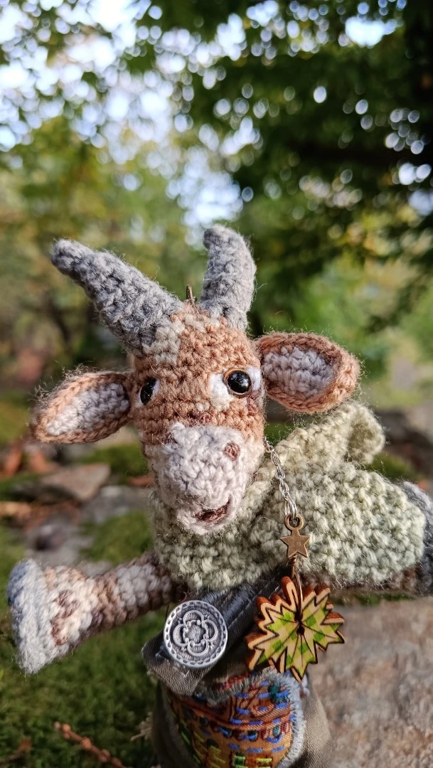 Porte-clés "Qui rend chèvre", Biquette 🍂 Pétassou — La Vagabonde des Cévennes magiques– crochetée à la main, acrylique, poly-cotons , boutons apprêt – Image 5
