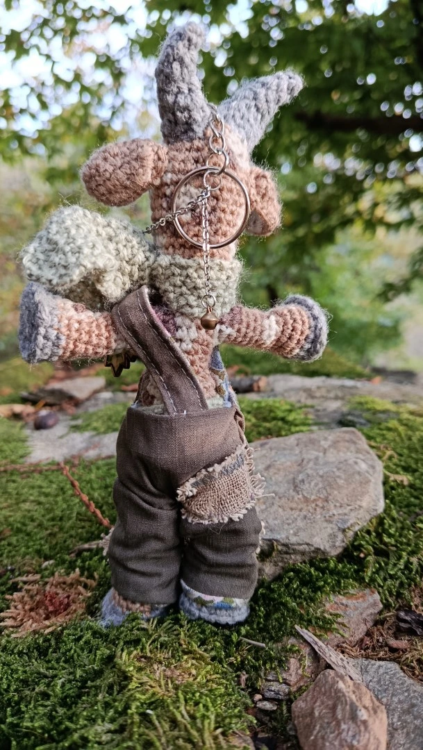 Porte-clés "Qui rend chèvre", Biquette 🍂 Pétassou — La Vagabonde des Cévennes magiques– crochetée à la main, acrylique, poly-cotons , boutons apprêt – Image 6